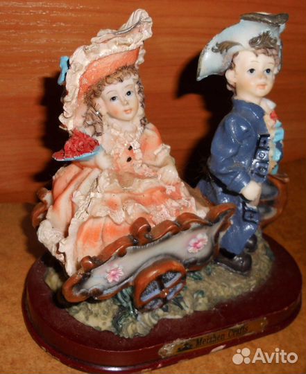 Фигурка мальчик с девочкой