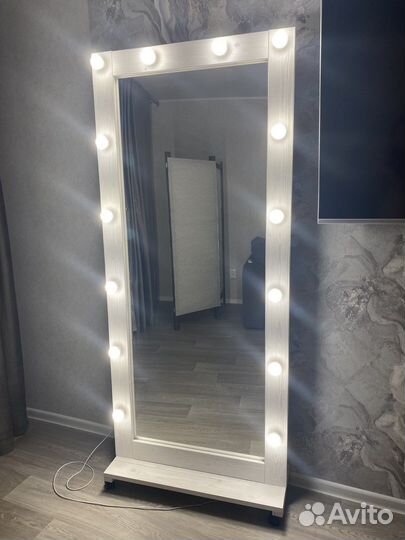 Гримерное зеркало с лампочками