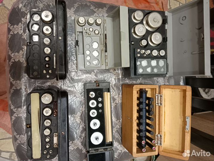 Весы лабораторные и гирьки