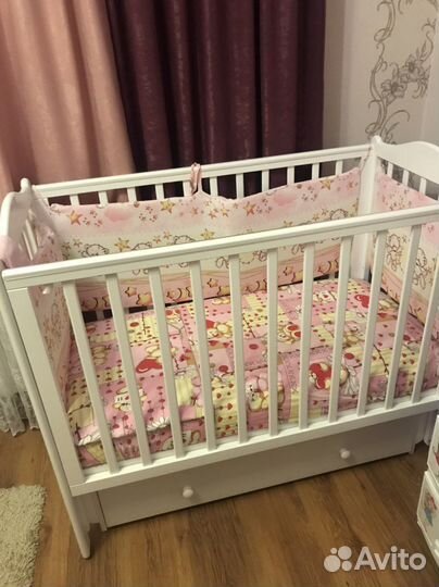 Детская кроватка с маятником и пеленальнй комод