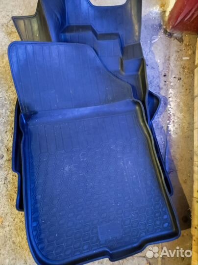 Резиновые коврики в салон