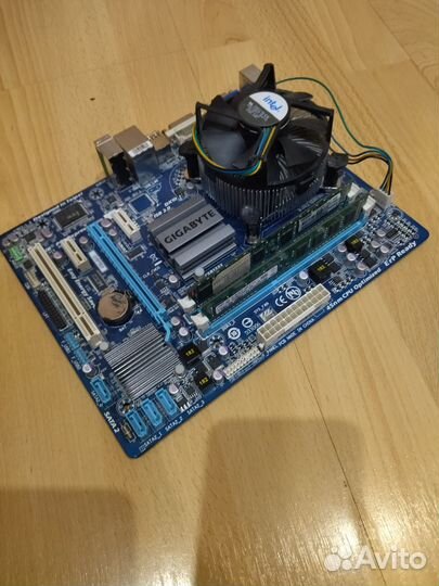 Материнская плата с процессором и памятью