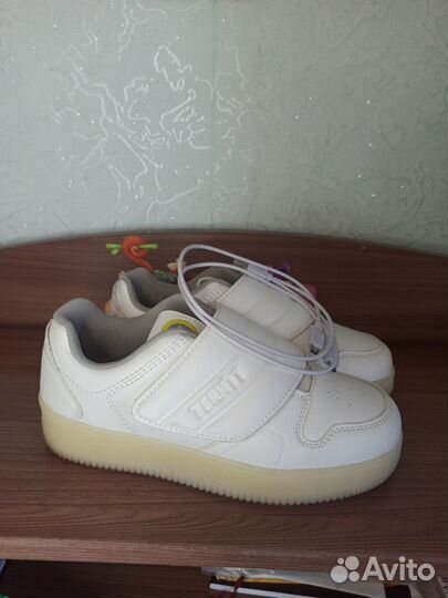 Белые светящиеся кроссовки termit sportmaster