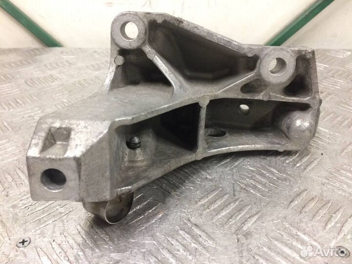 Кронштейн МКПП левый Volkswagen Bora 1.6 16V AUS