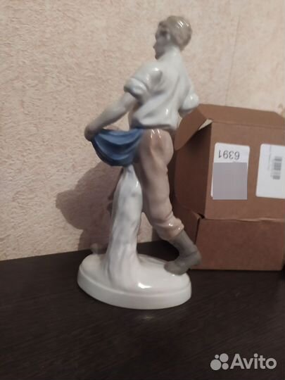 Фарфоровая статуэтка германия сеятель без руки
