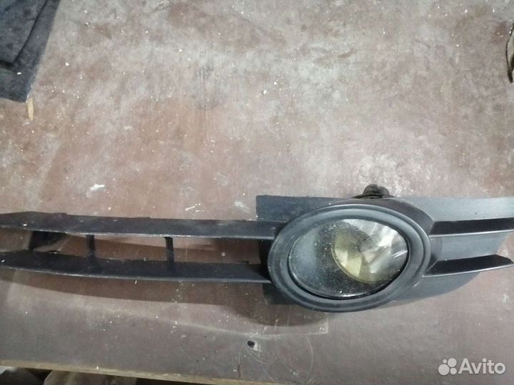 Противотуманка audi a6 левая с накладкой