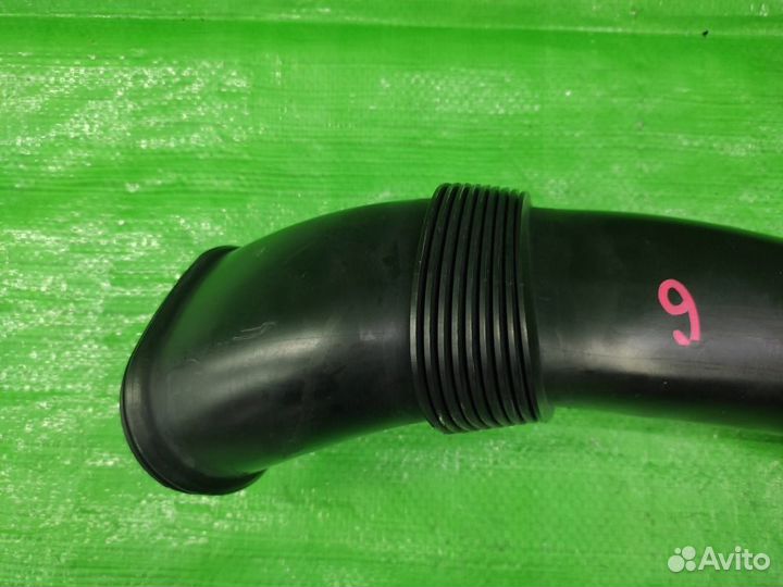 Патрубок воздушного фильтра левый VW Touareg 02-10