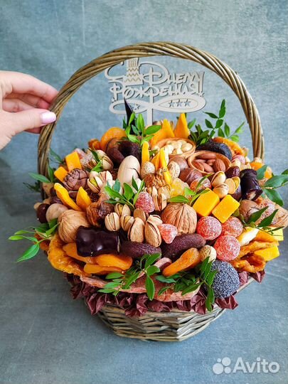 Съедобьный букет из сухофруктов и орехов