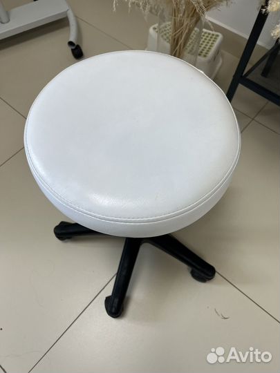 Стул для мастера на колесиках