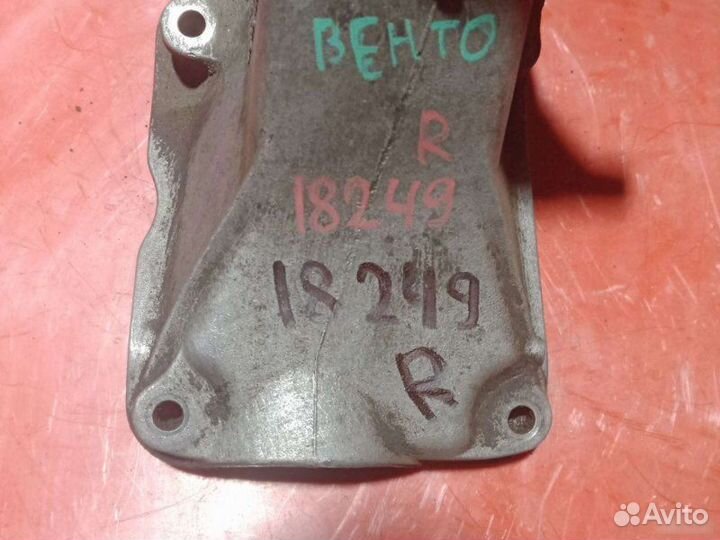 Кронштейн двигателя Volkswagen Golf 3 2.0L