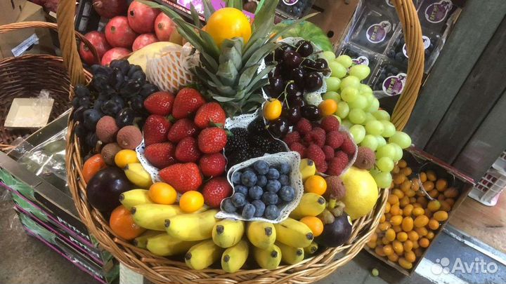 Корзины подарочный из фруктов и ягод 2500