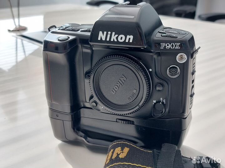 Nikon f 90 x с бат.ручкой MB-10