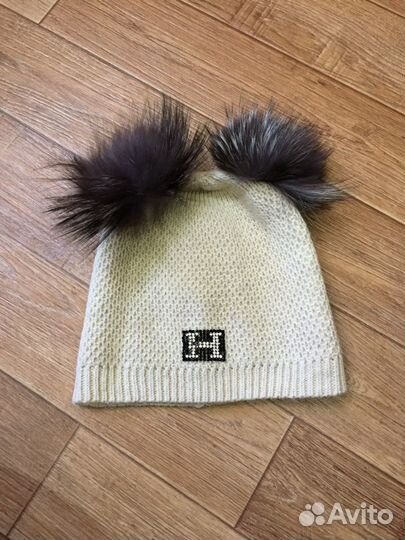 Шапка с натуральными помпонами