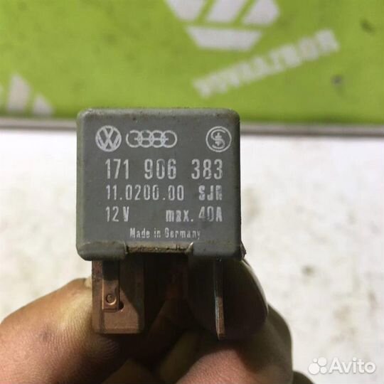 Реле топливного насоса Фольксваген Гольф 3 Венто