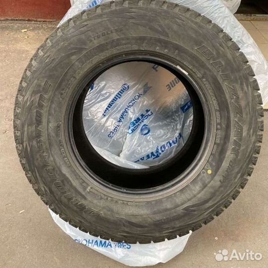 Bridgestone Blizzak DM-V1 285/70 R17 117R