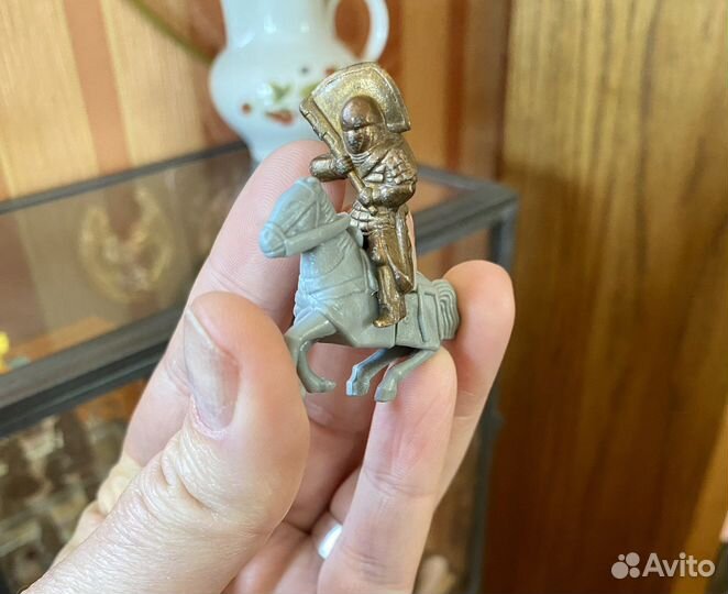 Рыцарь на коне фигурка kinder