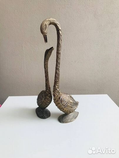 Статуэтки лебедей