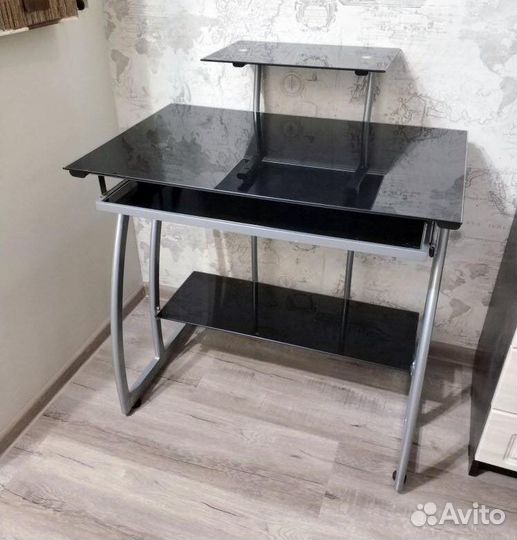 Компьютерный стол стеклянный черный