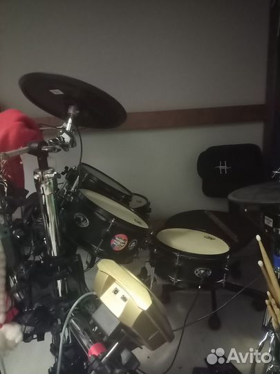 Игра на гитаре и барабанах