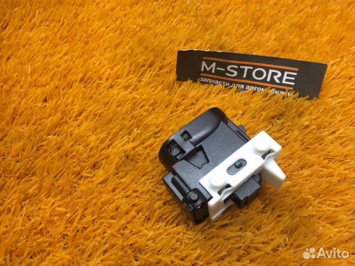 Кнопка стеклоподъемника задняя левая Mercedes-Benz