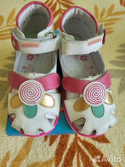Босоножки для девочки 26 размер новые