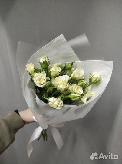 Букет из 5 белых кустовых роз