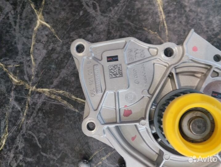 Насос водяной 06L121111H