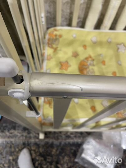 Детская кроватка с маятником и ящиком