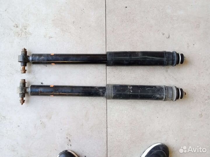 Задний амортизатор Toyota auris e 150