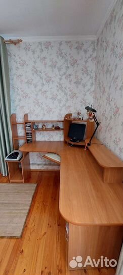 Угловой письменный стол с полками