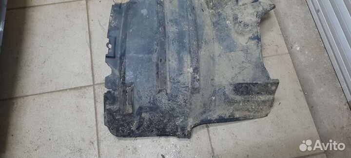 Часть локера пер. Л. Toyota LC200/2014