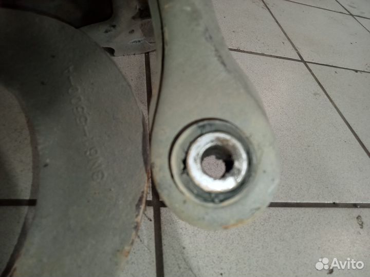 Задний кулак в сборе со ступицей левый Мазда 3 бк