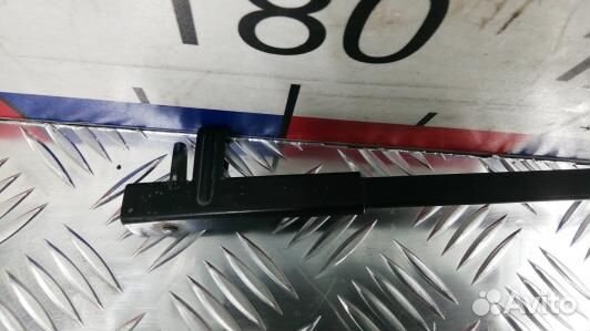 Щеткодержатель лобового стекла volkswagen golf plu