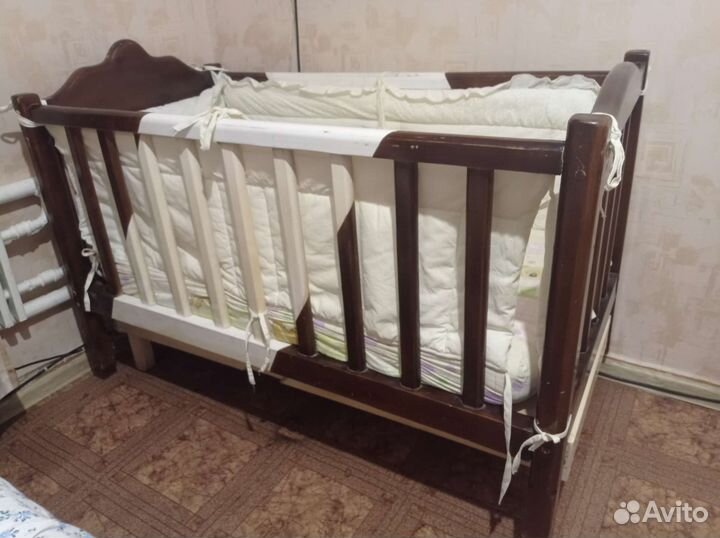 Детская кроватка с маятником