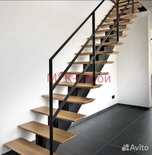 Лестница на металлическом монокосоуре