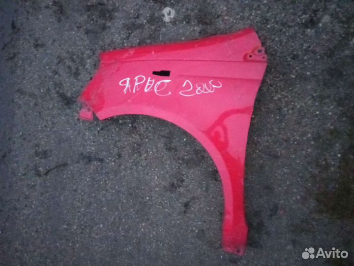 Toyota Yaris 2000 год крыло левое