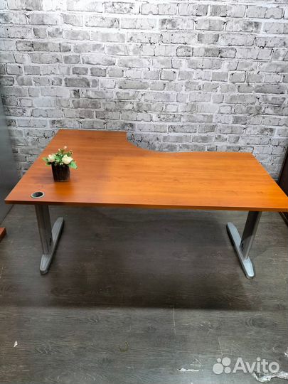 Стол на металлических ногах