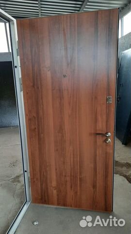 Квартирные стальные двери с отделкой ламинат