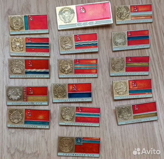 Набор значков гербы и флаги республик СССР