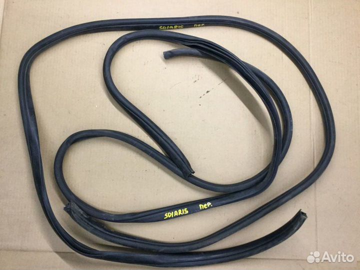 Уплотнитель двери передней Hyundai Solaris 2010