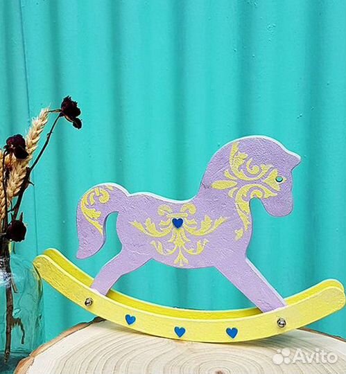 Большая деревянная лошадка-качалка