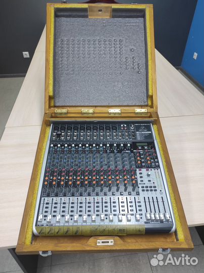 Микшерный пульт Behringer QX2442USB + жесткий кейс