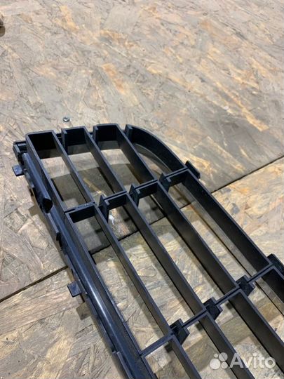 Решетка бампера Volkswagen Jetta 5 1.4 BLG