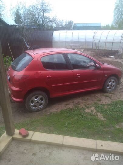 Peugeot 206 1.6 МТ, 2005, битый, 278 000 км