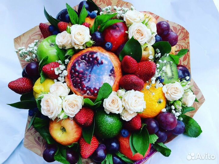 Букеты из цветов и фруктов