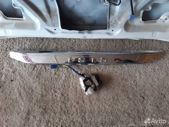 Крышка багажника Toyota Isis