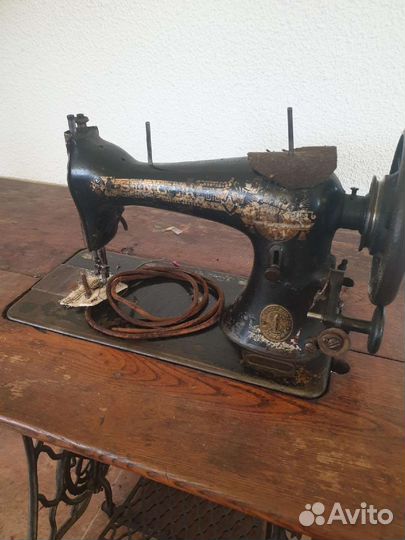 Швейная машина Зингер со станиной