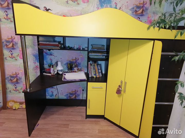 Детская кровать со столом и шкафом