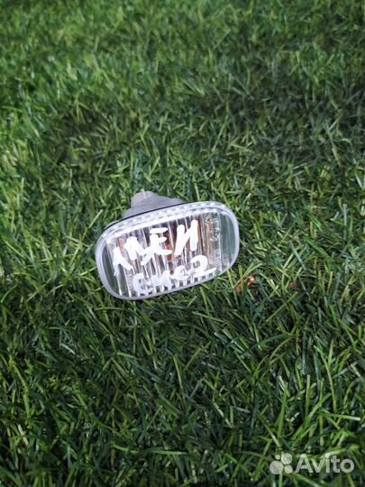 Повторитель на крыло белый Toyota Avensis T250