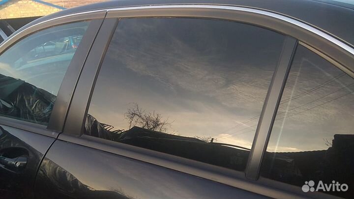 Стекло двери w204 мерседес задней левой